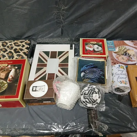 LARGE BOX OF APPROXIMATELY 15 ASSORTED HOUSEHOLD GOODS TO INCLUDE PHOTO FRAME, SHOT GLASS, AND CHEESE PLATE ETC. 