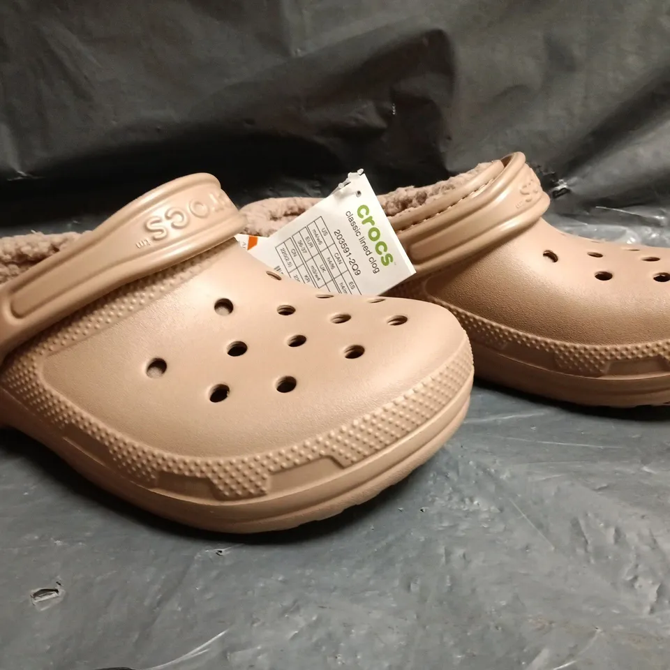 PAIR OF CROCS CLASSIC LINED CLOGS IN CHOCOLATE SIZE UK M3/W4