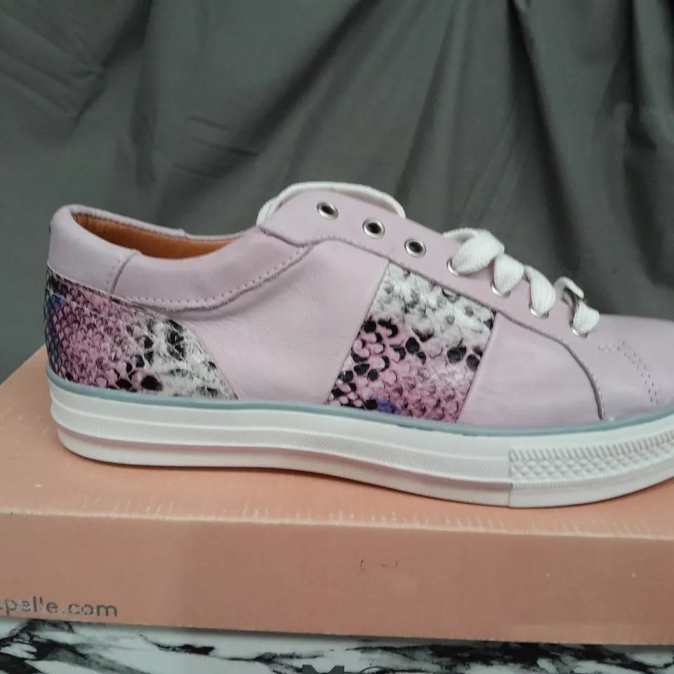 BOXED PAIR OF MODA IN PELLE ASTRIPE LILAC LEATHER TRAINERS - SIZE 7