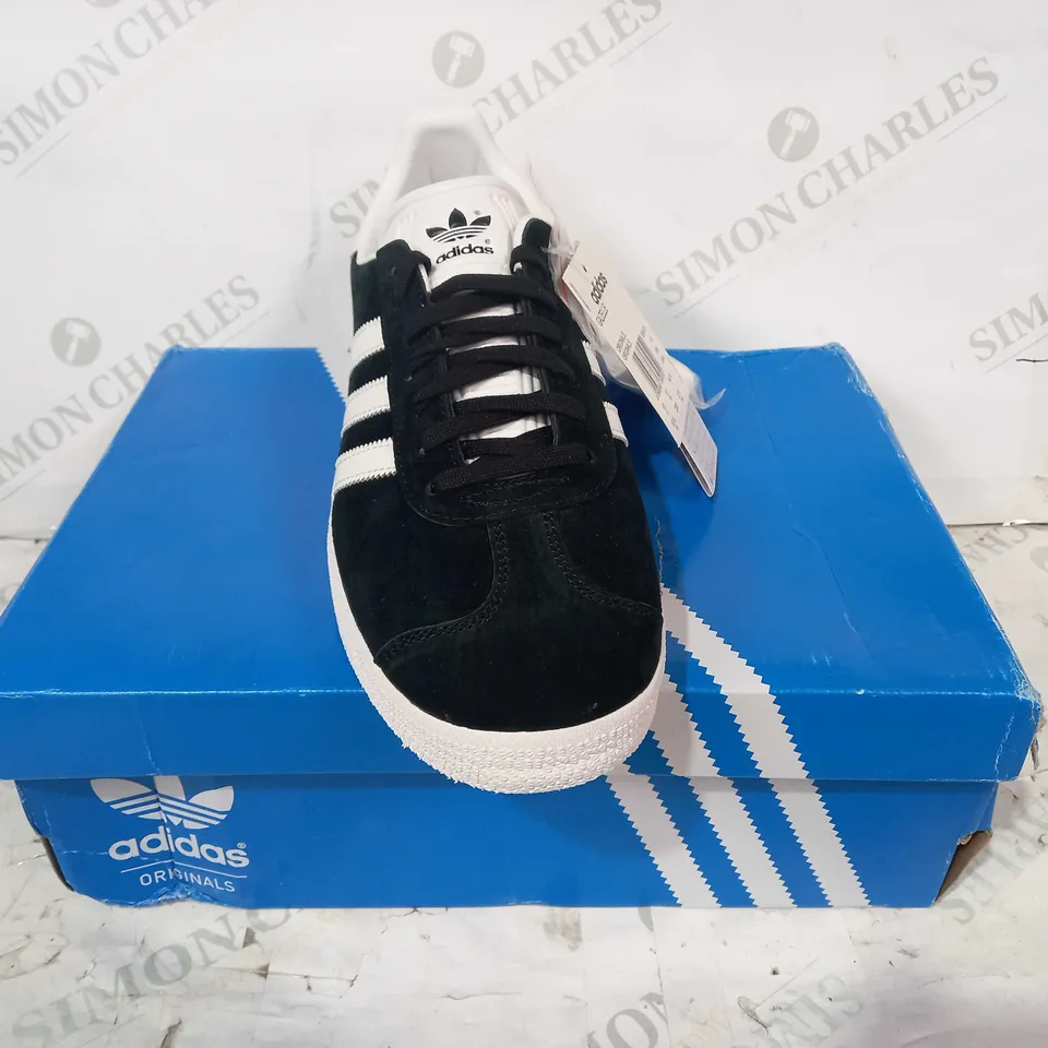 BOXED PAIR OF ADIDAS GAZELLE SHOES IN BLACK/WHITE UK SIZE 10