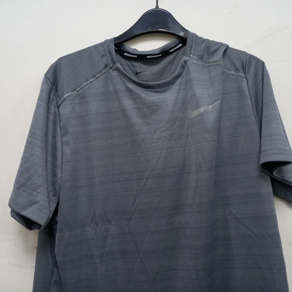 NIKE RUNNING TOP IN SILVER/GREY - MEDIUM