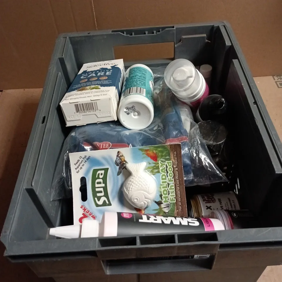 TOTE OF APPROXIMATELY 15 ASSORTED PET/ANIMAL RELATED ITEMS TO INCLUDE NUTRIPAW SHAMPOO (CATS AND DOGS), NUTRIPAW TEETH AND GUMS WATER ADDITIVE (CATS AND DOGS), KAYTEE FORTIDIET FOOD (HAMSTER AND GERBI