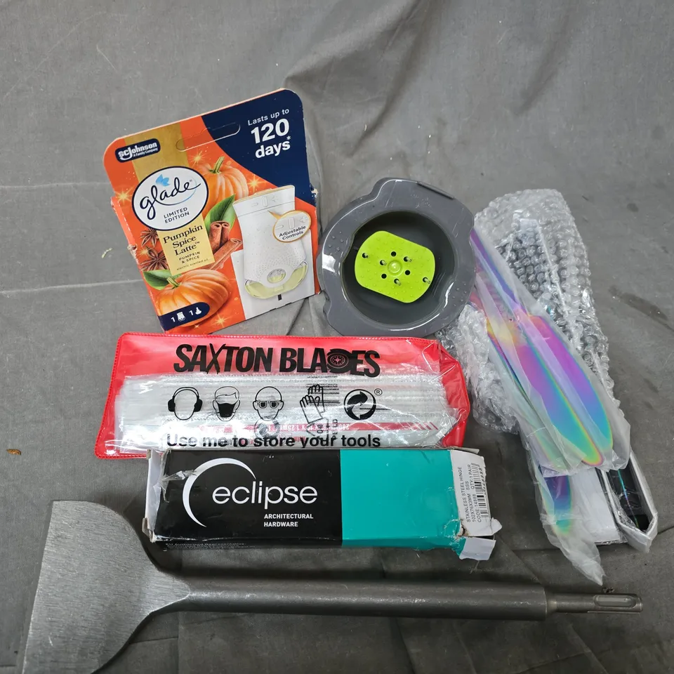 APPROXIMATELY 20 ASSORTED HOUSEHOLD ITEMS TO INCLUDE CUTLERY, GLADE SCENTED OIL, SAXTON BLADES, ETC