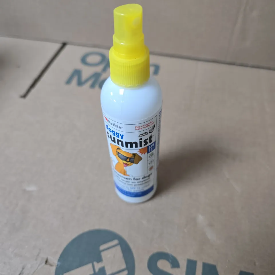 APPROXIMATELY 15 ASSORTED HOUSEHOLD LIQUIDS INCLUDING SMOL WASHING UP LIQUID AND SUNMIST SUN SCREEN FOR DOGS