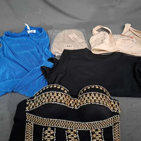 APPROXIMATELY 25 ASSORTED CLOTHING ITEMS IN VARIOUS SIZES TO INCLUDE - HAT , T-SHIRT , TOP ETC
