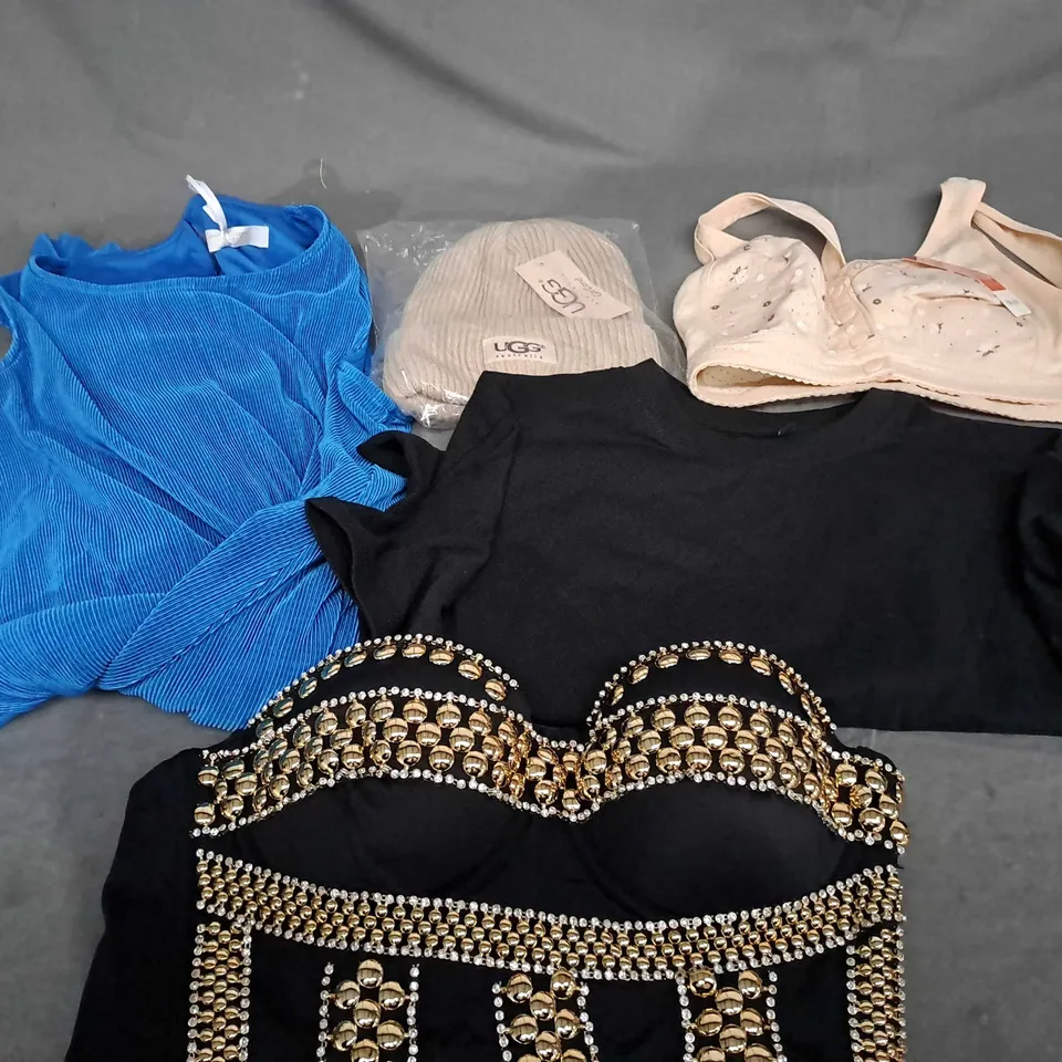APPROXIMATELY 25 ASSORTED CLOTHING ITEMS IN VARIOUS SIZES TO INCLUDE - HAT , T-SHIRT , TOP ETC