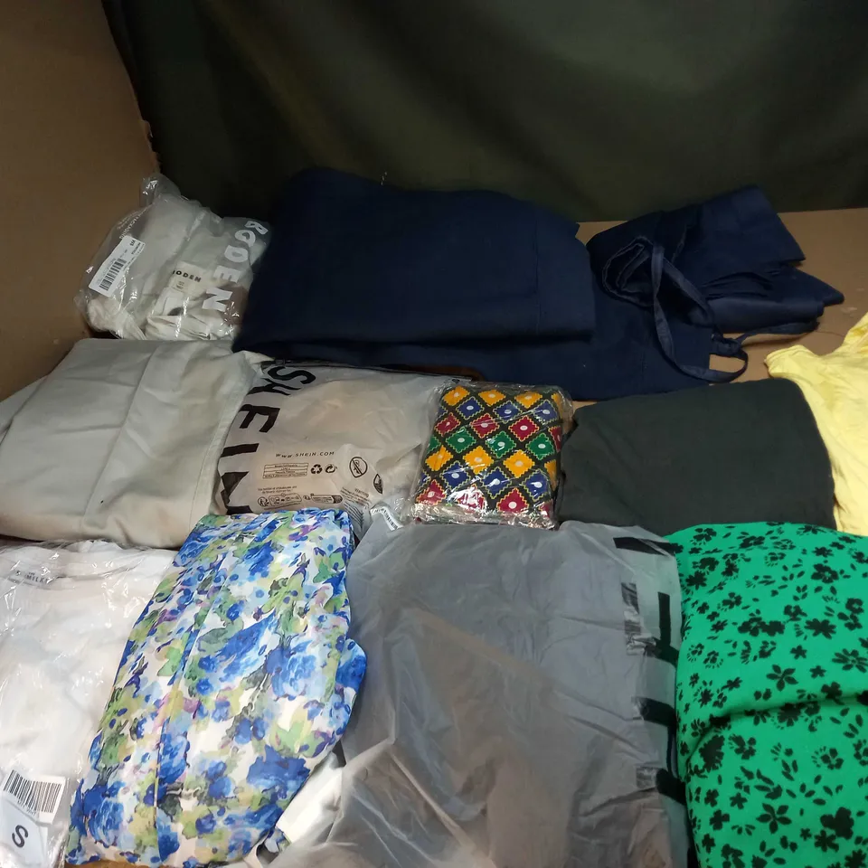BOX OF APPROX 35 ASSORTED CLOTHING ITEMS TO INCLUDE - DRESSES, T-SHIRTS AND TROUSERS
