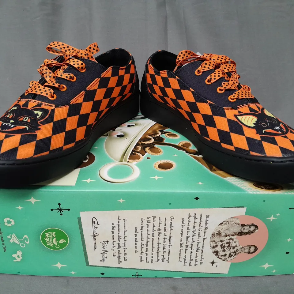 BOXED PAIR OF HOT CHOCOLATE DESIGN SHOES IN BLACK/ORANGE EU SIZE 38.5