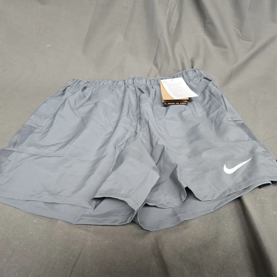 NIKE CASUAL SHORTS SIZE SMALL