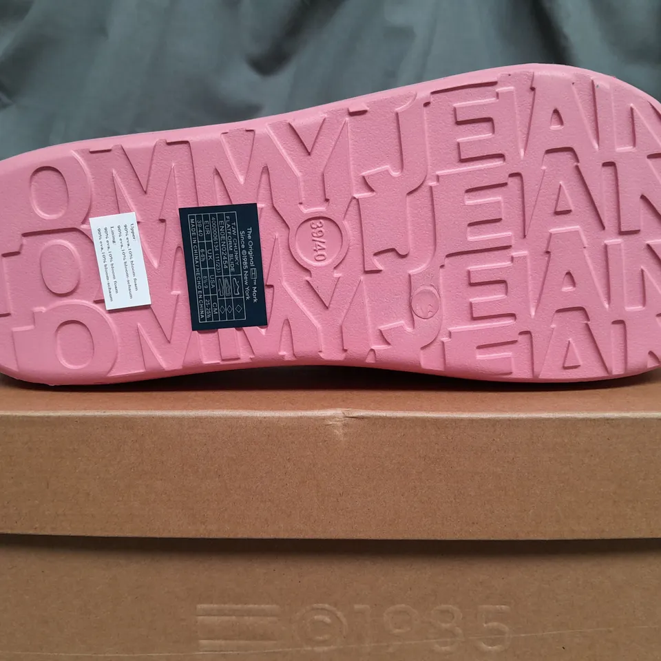 BOXED TOMMY JEANS TJW CHUNKY FLATFORM SLIDE IN PINK - SIZE 39/40