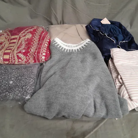 APPROXIMATELY 20 ASSORTED CLOTHING ITEMS IN VARIOUS SIZES AND STYLES TO INCLUDE - PYJAMAS, TROUSERS, JUMPER, ETC