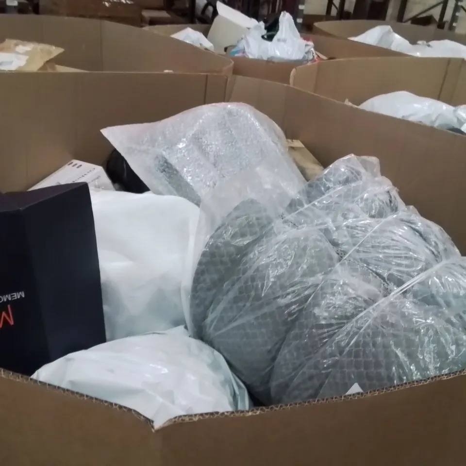 PALLET CONTAINING A LARGE QUANTITY OF PILLOWS 