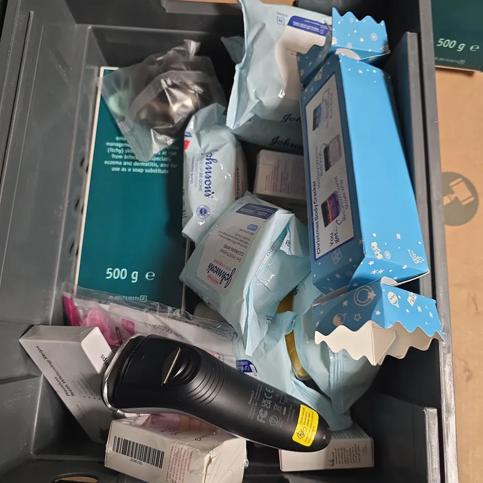 APPROXIMATELY 15 ASSORTED HEALTH & BEAUTY PRODUCTS TO INCLUDE ELECTRIC OIL SCALP BRUSH, ELECTRIC SHAVER, DERMOL CREAM ETC - COLLECTION ONLY