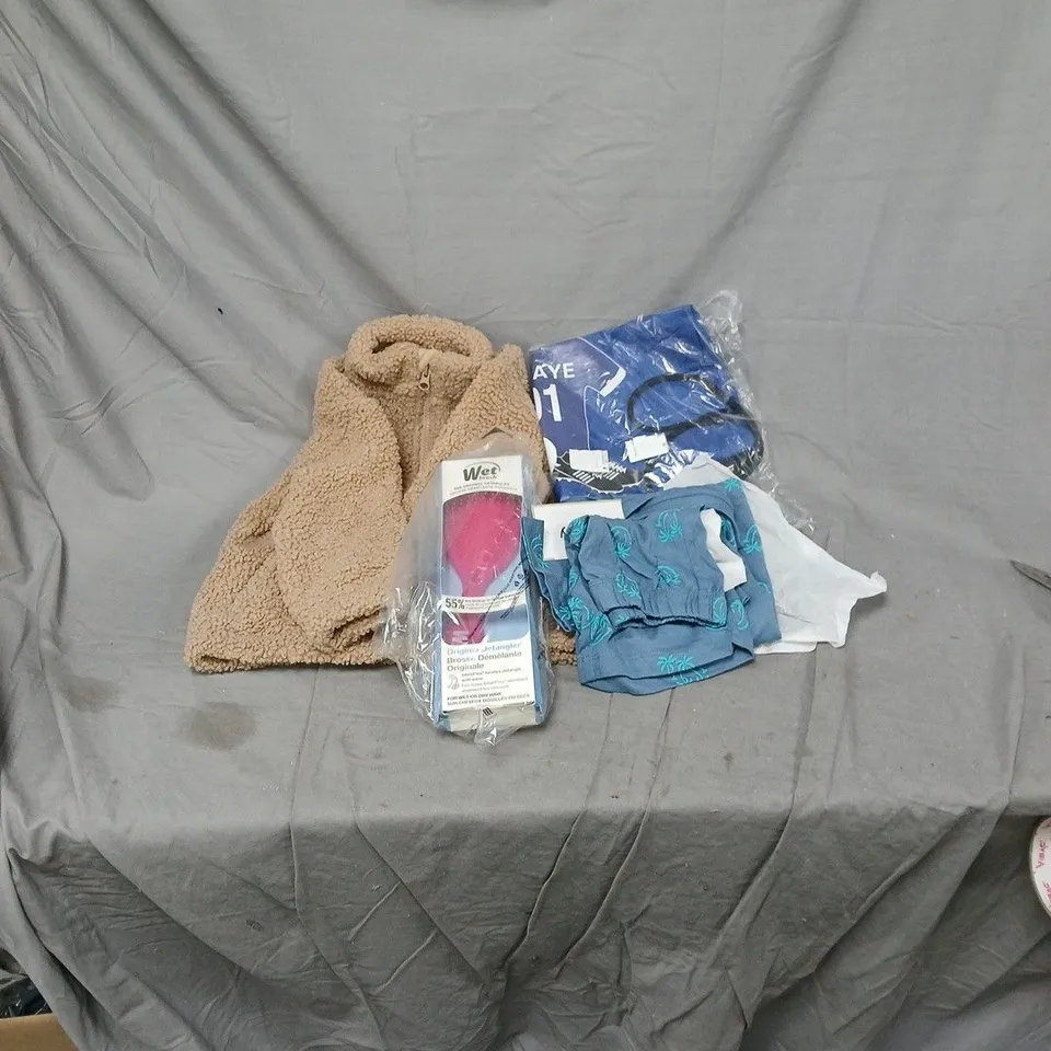BOX OF APPROXIMATELY 25 ASSORTED HOUSEHOLD ITEMS INCLUDING KIDS PYJAMA SET, SPORTS BAG, DETANGLER BRUSH, FLUFFY COAT AGE 3-4 ETC