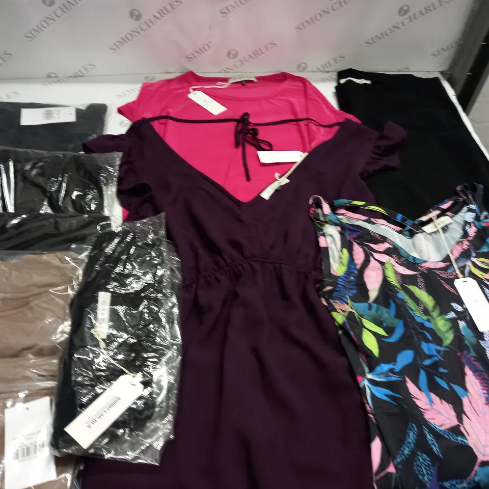 LOT OF 10 ASSORTED CLOTHING ITEMS TO INCLUDE MAISON DE NIMES AND EMELIA - VARIOUS SIZES