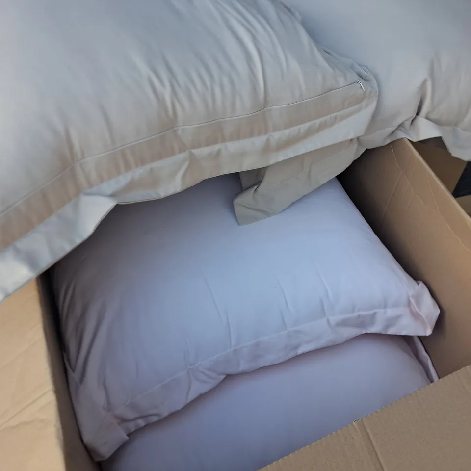 LOT OF 4 FILLED CUSHIONS INCLUDES 2X WHITE & 2X CREAM 