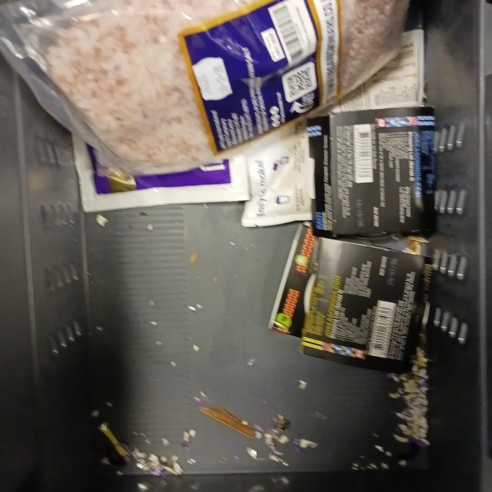APPROXIMATELY 15 ASSORTED FOOD/DRINKING PRODUCTS TO INCLUDE PINK HIMALAYAN SALT, CORNISH TEA, JUNGLE CURRY PASTE ETC