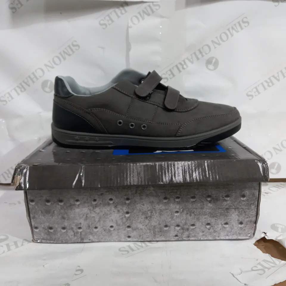 JOG VELCROW TRAINERS IN STONE GREY- SIZE EU 45
