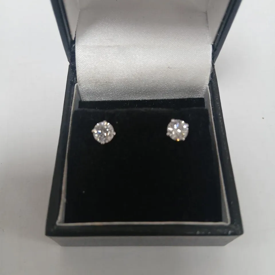 9CT WHITE GOLD STUD EARRINGS SET WITH LAB GROWN DIAMONDS WEIGHING +1.04CT