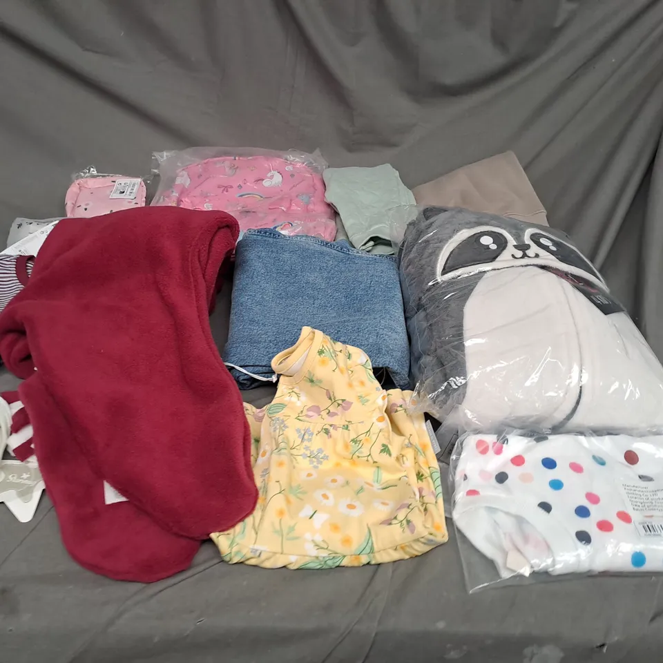 BOX OF ASSORTED CHILDRENS CLOTHING VARYING IN SIZE/COLOUR/STYLE TO INCLUDE:  TOPS, VESTS, JUMPERS