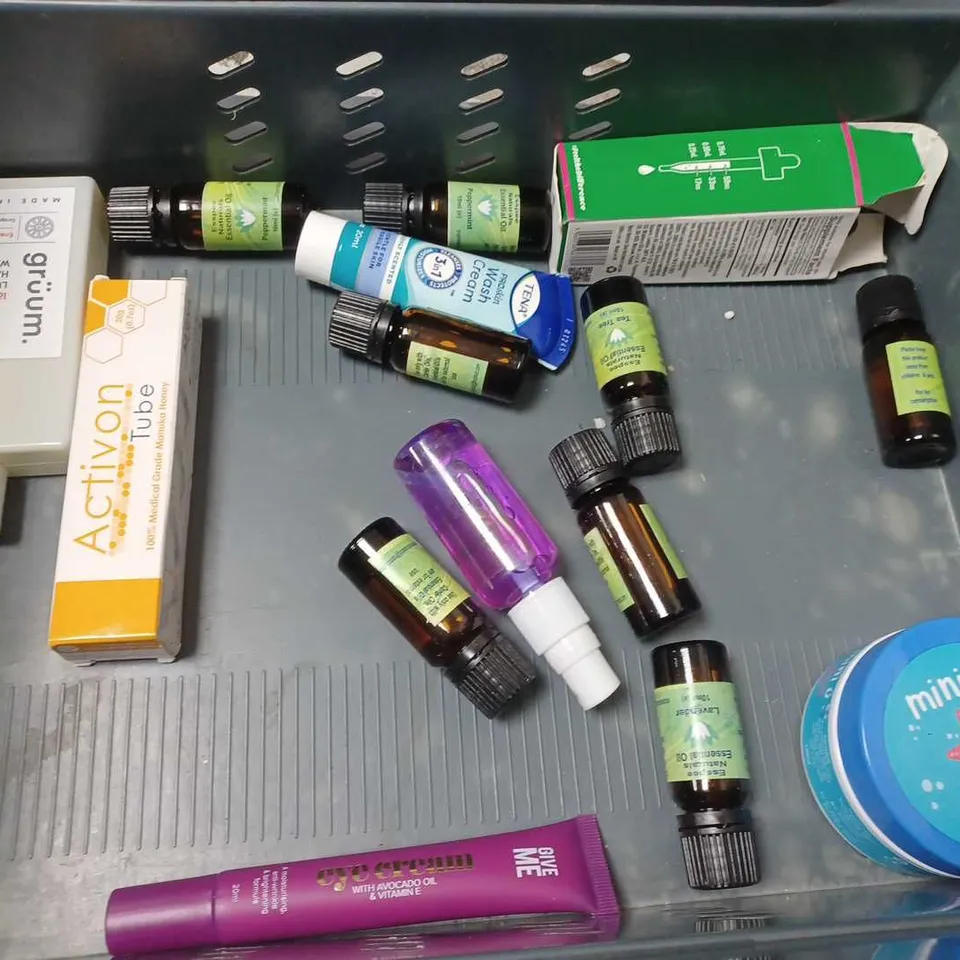 LOT OF APPROXIMATELY 25 ASSORTED HEALTH AND BEAUTY ITEMS TO INCLUDE ESSENTIAL OILS, THE BEAUTY CROP PEPTIDE CREAMS AND TOOTHPASTE