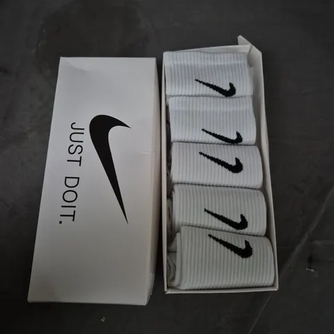 5 X PAIRS WHITE NIKE TRAINING SOCKS 