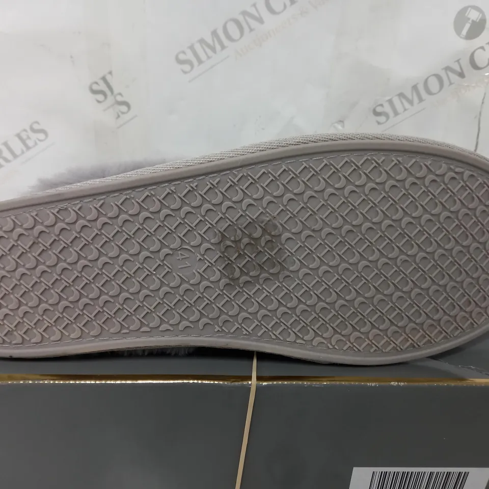  BOXED DUNE GREY SYNTHETIC STAR HOTFIX SLIPPERS SIZE 8