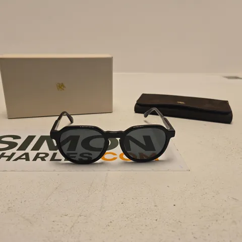 PRAGNELL BLACK SUNGLASSES IN CASE