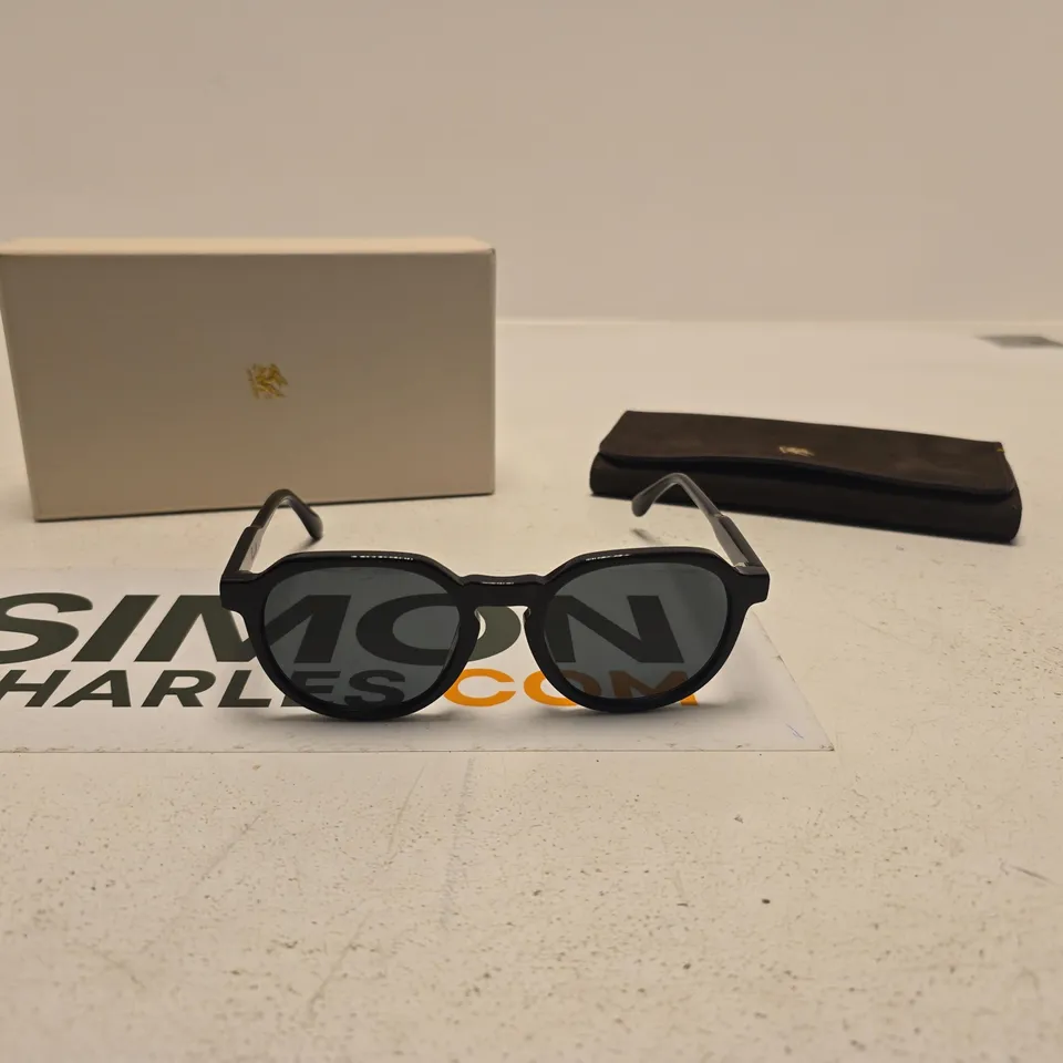 PRAGNELL BLACK SUNGLASSES IN CASE