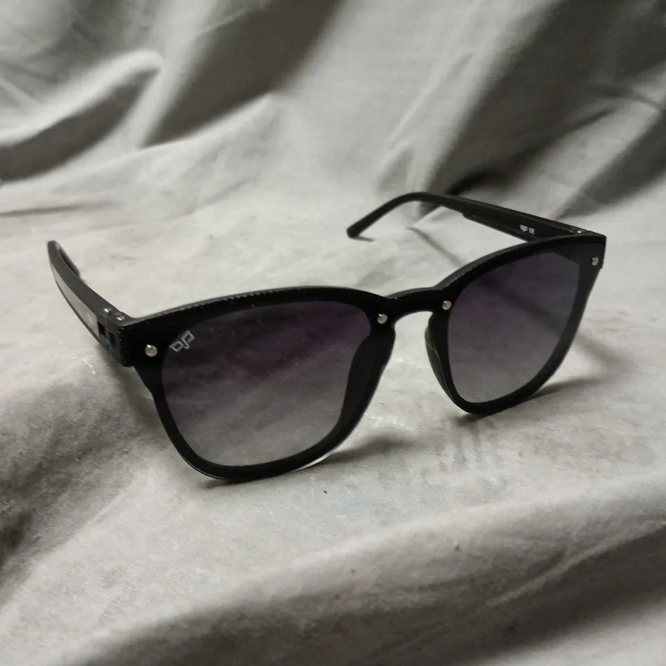 BOXED OJO SQUARE WITH CARBON FIBER AND BLACK POLARISED LENSES