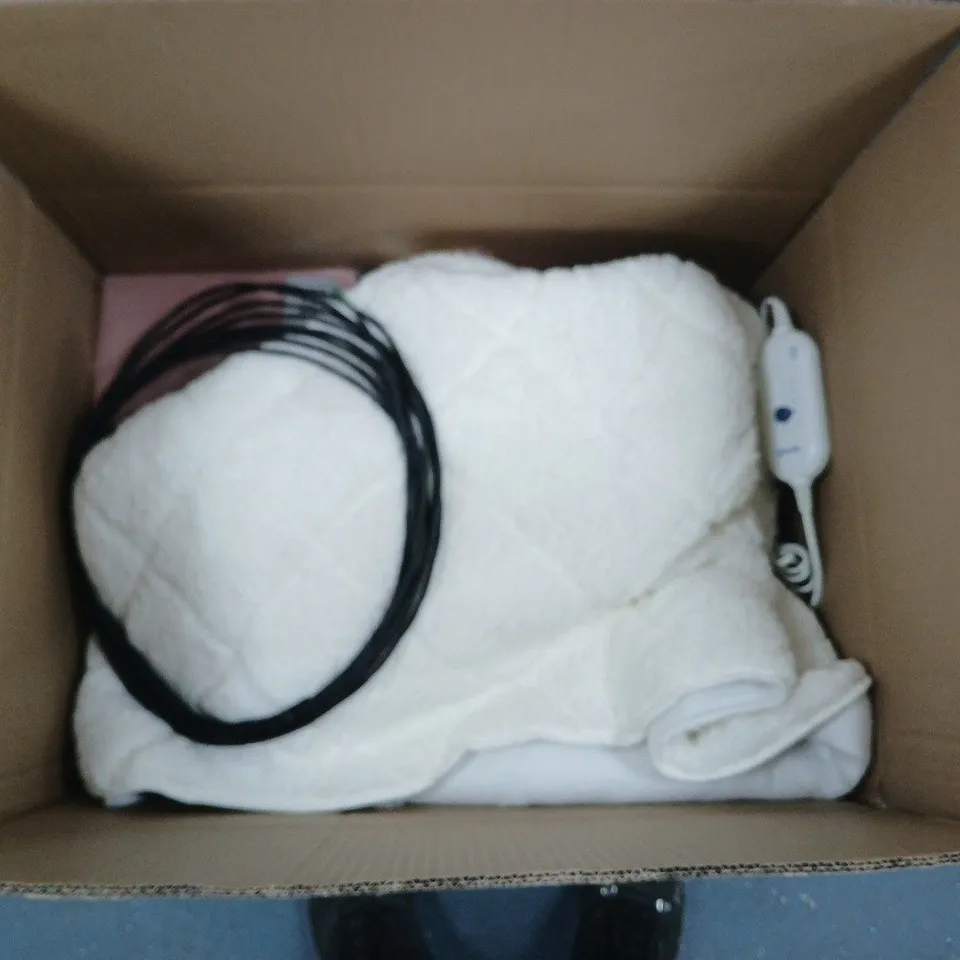LARGE BOX CONTAINING VARIOUS HOUSEHOLD ITEMS AND ACCESSORIES INCLUDING BLANKET AND BEDDING