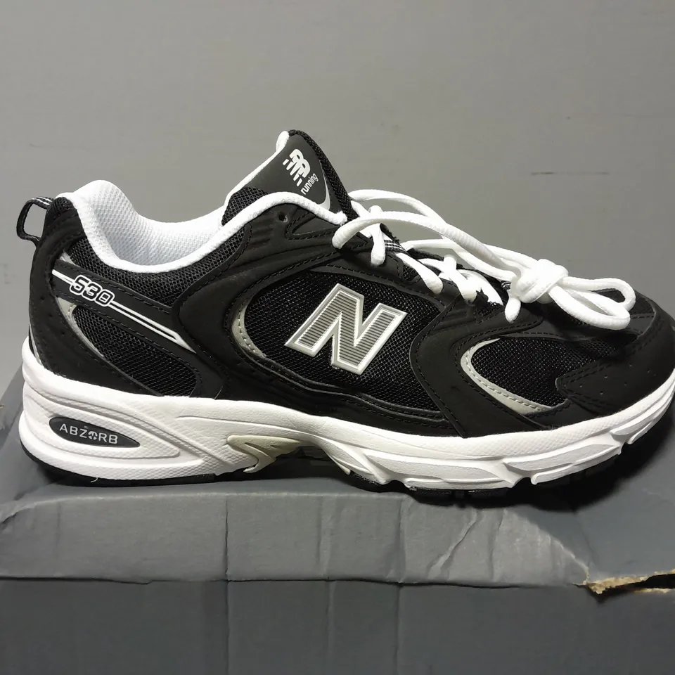 BOXED PAIR OF NEW BALANCE LACE TRAINERS IN BLACK/WHITE - UK 8