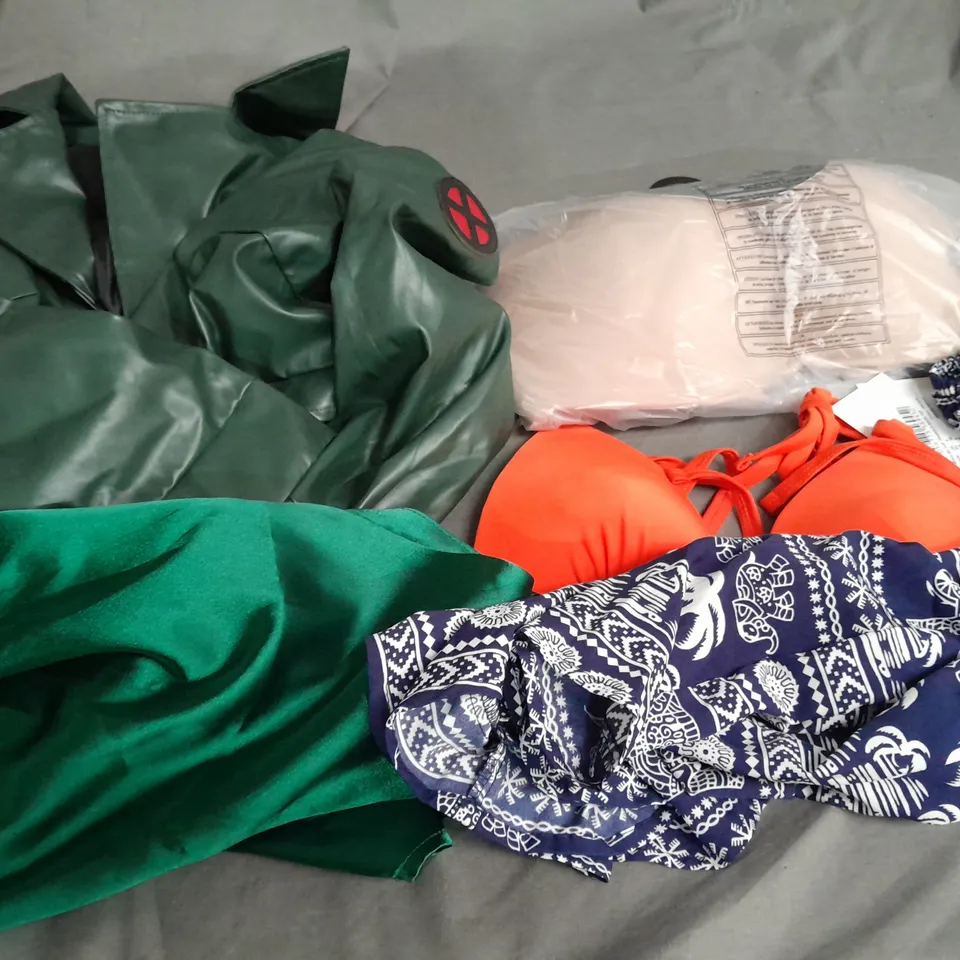 APPROXIMATELY 25 ASSORTED CLOTHING ITEMS IN VARIOUS SIZES TO INCLUDE - DRESS , BRA , SWIMMING COSTUME TOP ETC