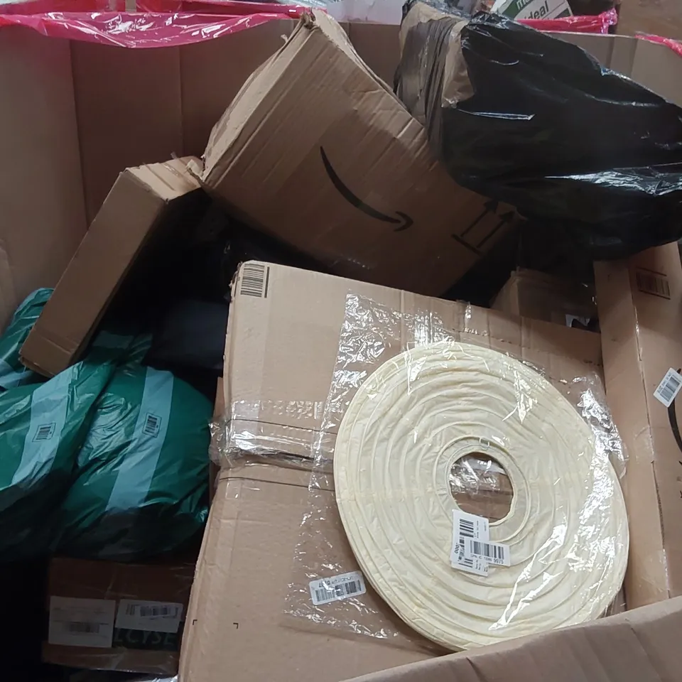 PALLET OF ASSORTED ITEMS INCLUDING: GAMING CHAIR, RUG, ELECTRIC BARBECUE GRILL, WORK SHELF, PULL-UP BARS ECT