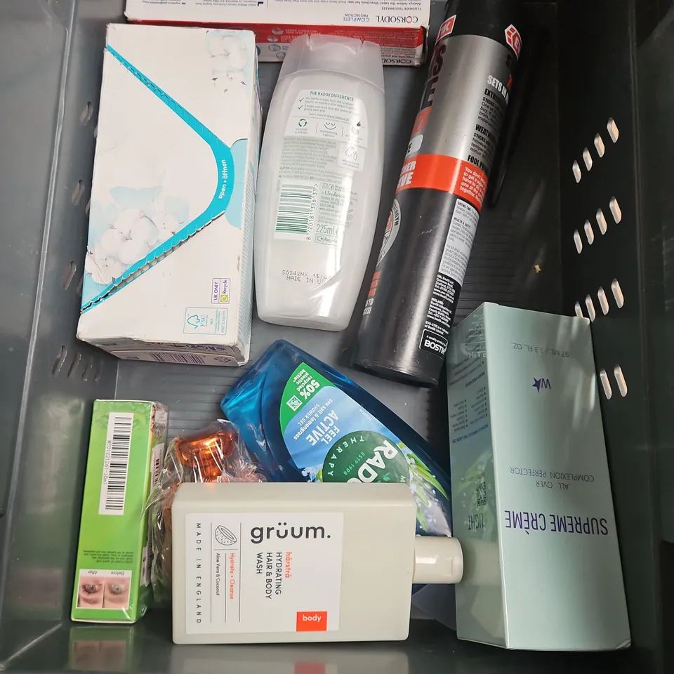 APPROXIMATELY 20 ASSORTED HEALTH & BEAUTY PRODUCTS TO INCLUDE - MARIO BADESCU FACIAL SPRAY - POND'S INSTITUTE ANTI-WRINKLE CREAM - AUSSIE SHAMPOO - ETC
