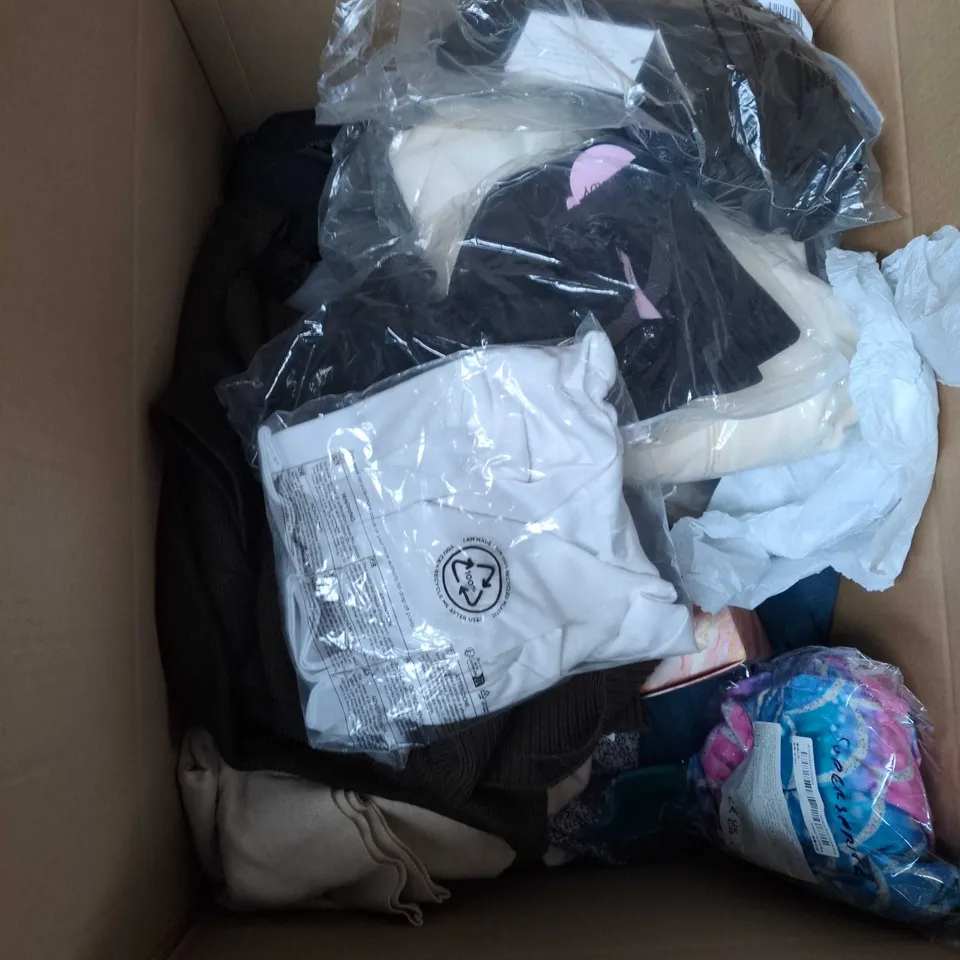 BOX OF APPROXIMATELY 25 ASSORTED CLOTHING ITEMS TO INCLUDE: 2X PACKS OF SOCKS