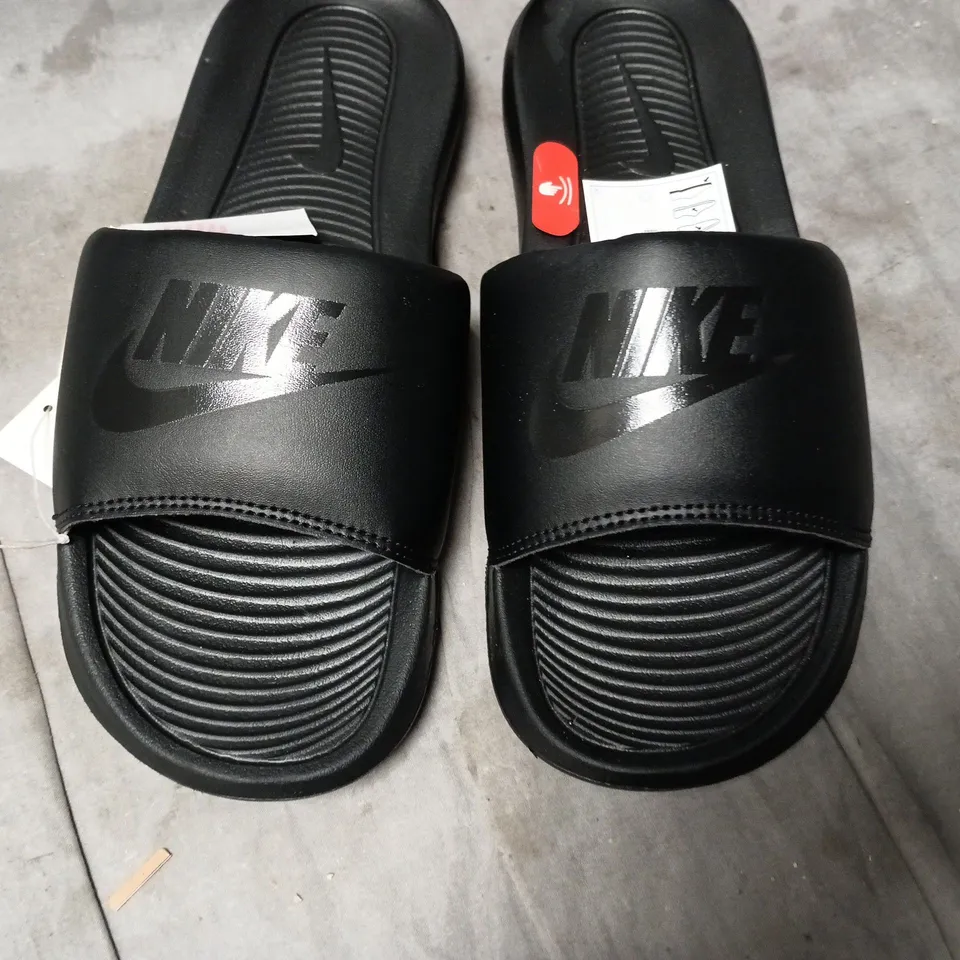 NIKE VICTORI ONE SLIDE SANDALS – BLACK, UK 7 (EU 41)
