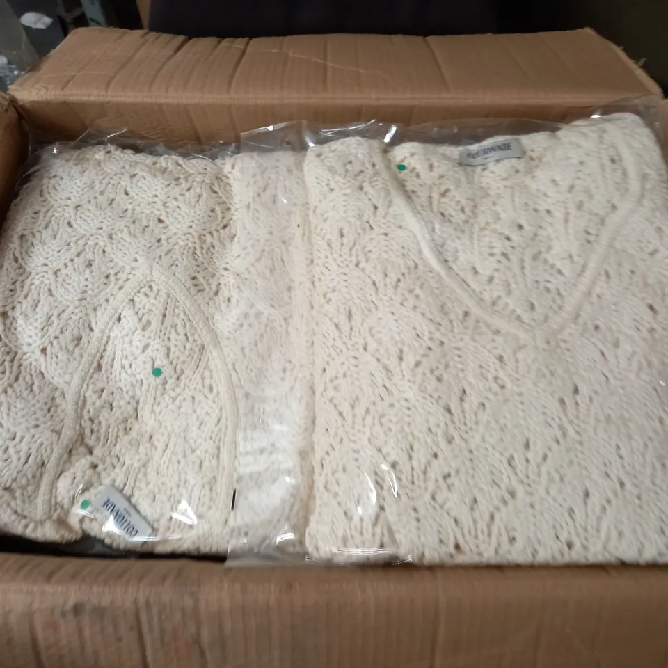 LOT OF APPROXIMATELY 18 TEXTURED KNIT V-NECK JUMPERS - SIZE UNSPECIFIED