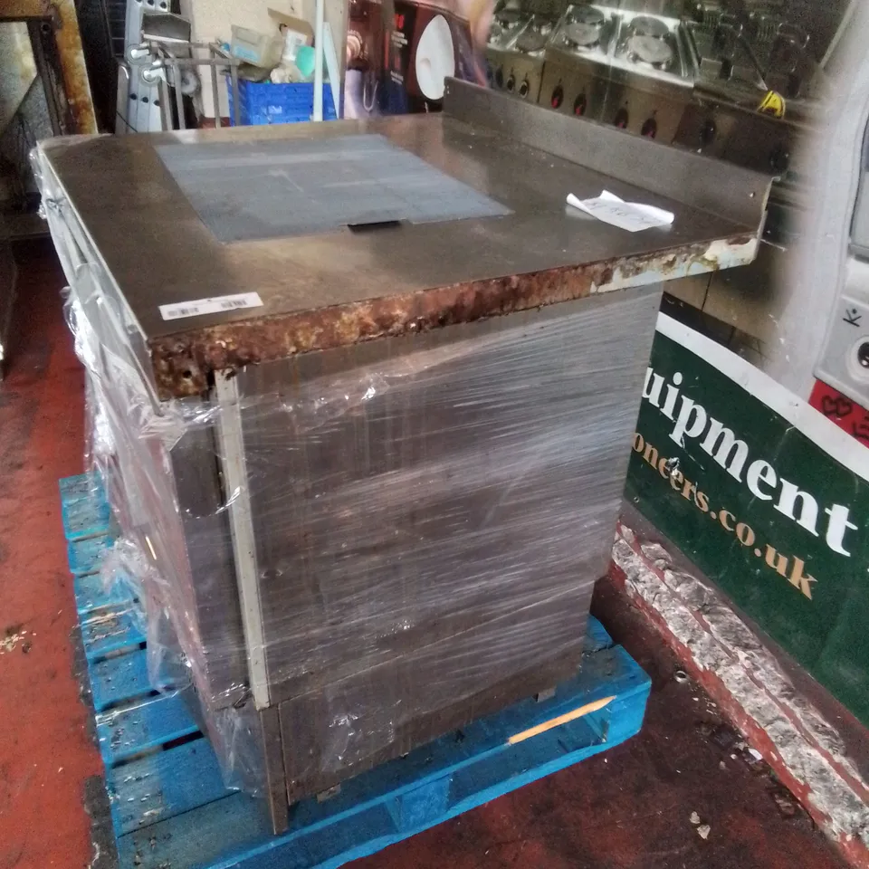 COMMERCIAL STAINLESS REFRIGERATED FOOD PREP COUNTER 