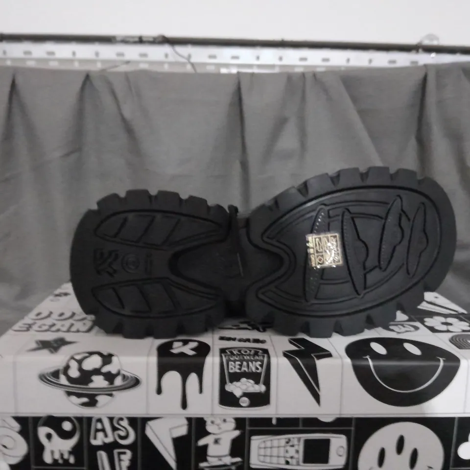 BOXED PAIR OF KOI RANCOR VILUN BLACK LACE UP BOOTS SIZE 6 