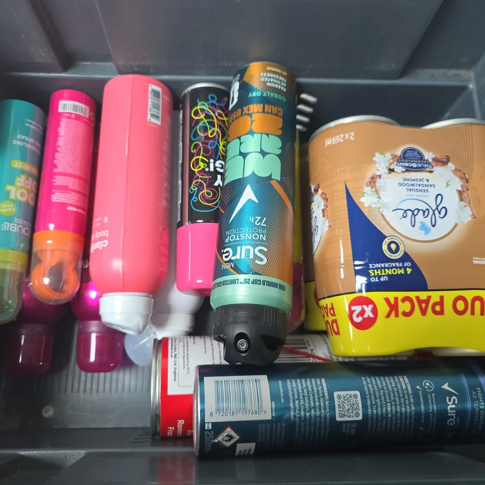 APPROXIMATELY 12 ASSORTED AEROSOLS TO INCLUDE WACKY STRING, GLADE DUO PACK, CARB & INJECTION CLEANER, ETC - COLLECTION ONLY