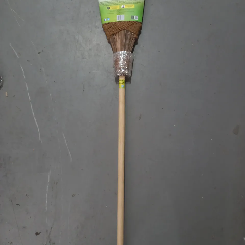 BOXED RAVI THE GARDEN BROOM - COLLECTION ONLY