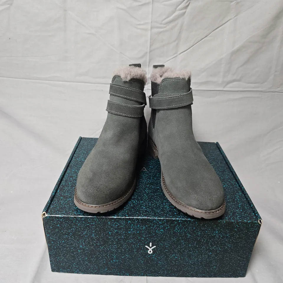 EMU AUSTRALIA WOMEN'S ANKLE BOOTS – CHARCOAL SUEDE WITH FAUX FUR LINING (W8/M7) (BOXED)