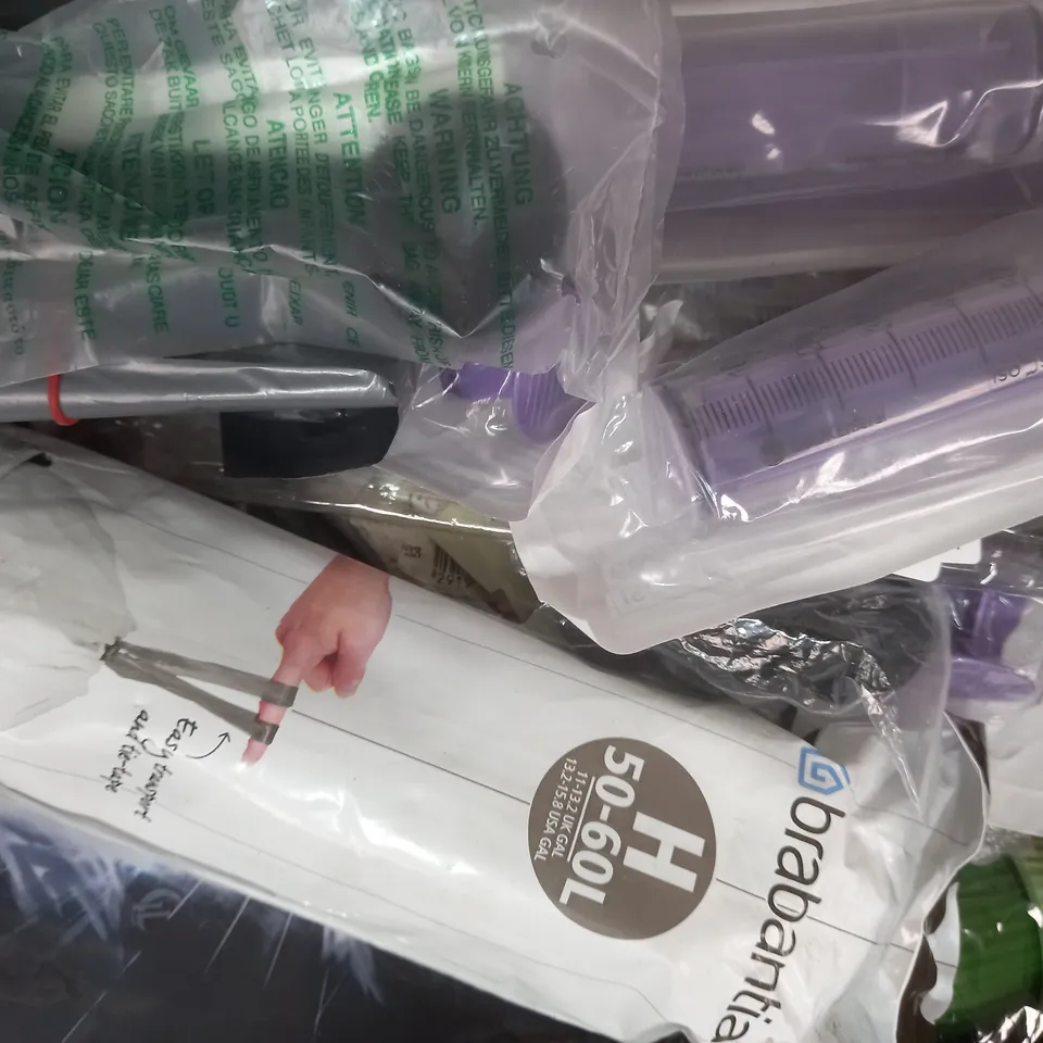 APPROXIMATELY 15 ASSORTED HOUSEHOLD ITEMS TO INCLUDE DIGITAL THERMOMETER, CHERRY COLA AIR UP POD, ETC