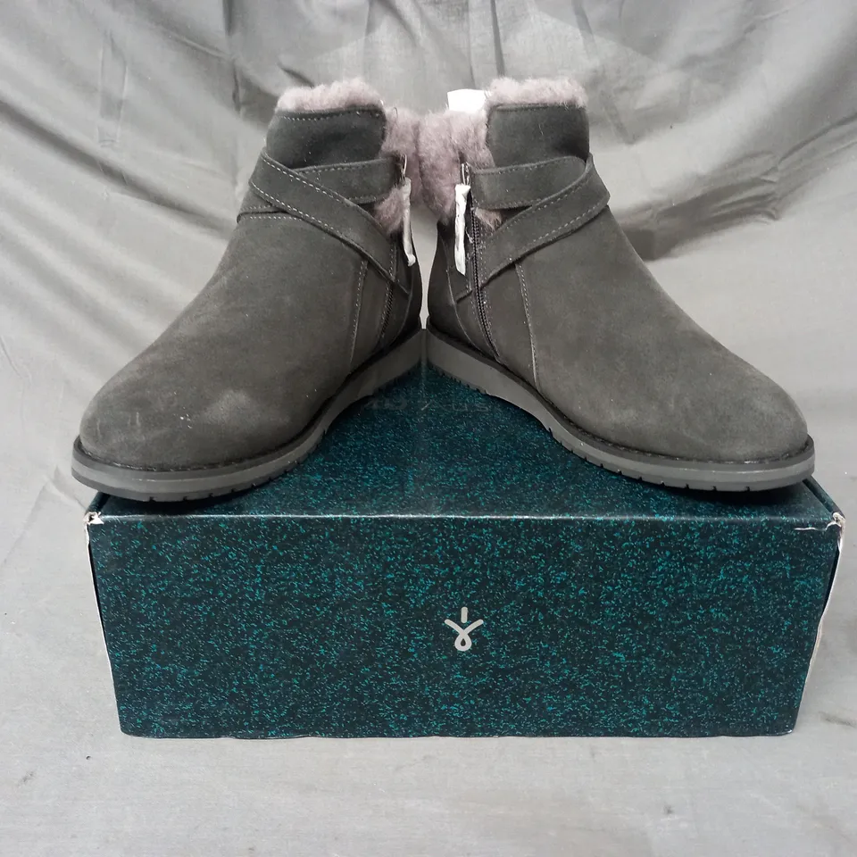 BOXED PAIR OF EMU AUSTRALIA SUEDE ANKLE BOOTS IN DARK GREY SIZE 5