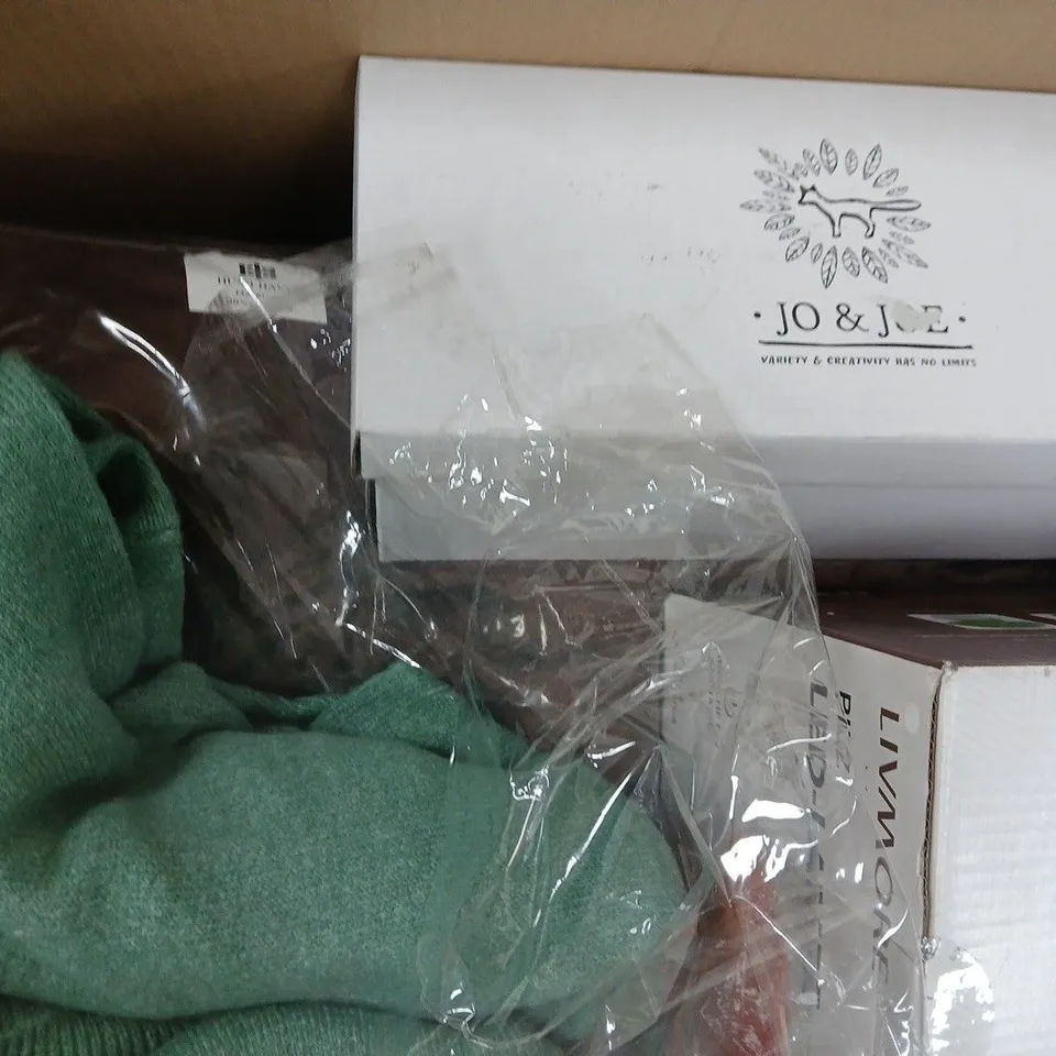 BOX OF APPROXIMATELY 8 ASSORTED HOUSEHOLD ITEMS