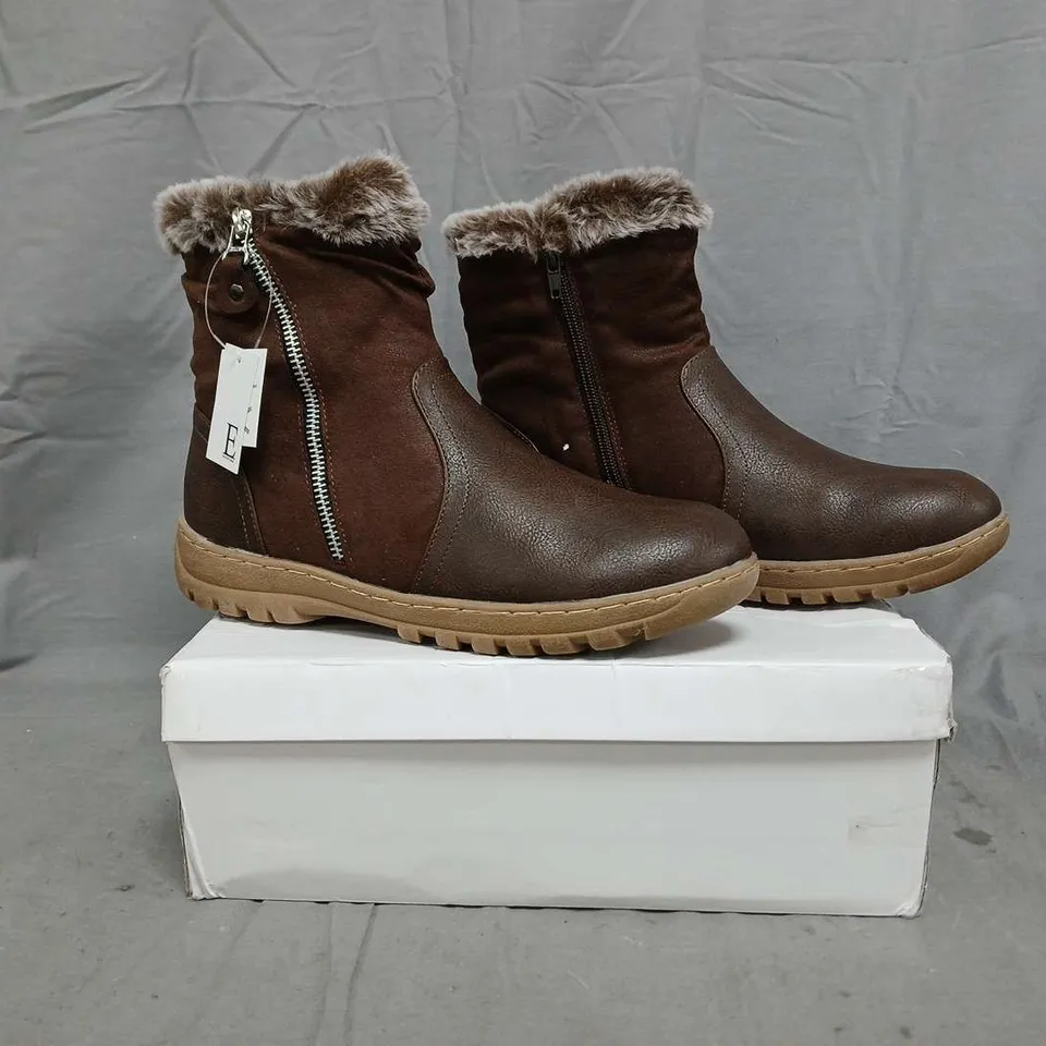 BOXED PAIR OF E SHOES BY EMMA SIDE-ZIP ANKLE BOOTS IN BROWN SIZE 6