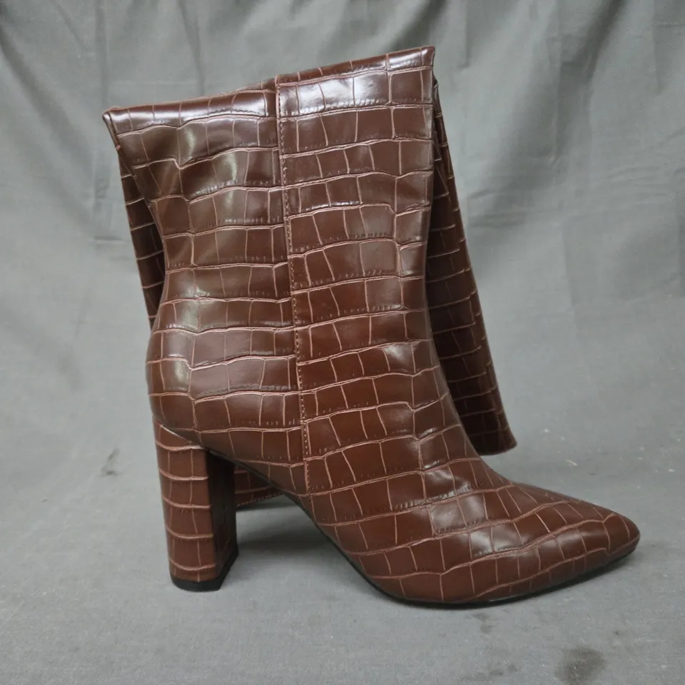 BOXED PAIR OF BOOHOO WIDE-FIT POINTED TOE CROC KNEE-HIGH BOOTS IN CHOCOLATE SIZE 6