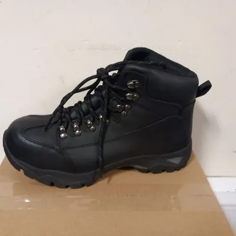 TROJAN SAFETY BOOTS SIZE 7