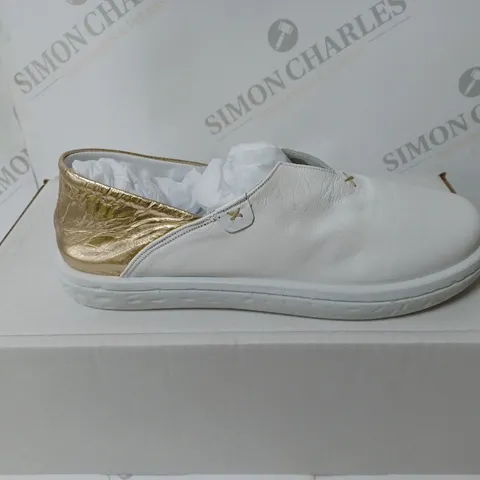 PAIR OF AD MILLIE LEATHER SHOES IN WHITE/GOLD UK SIZE 5